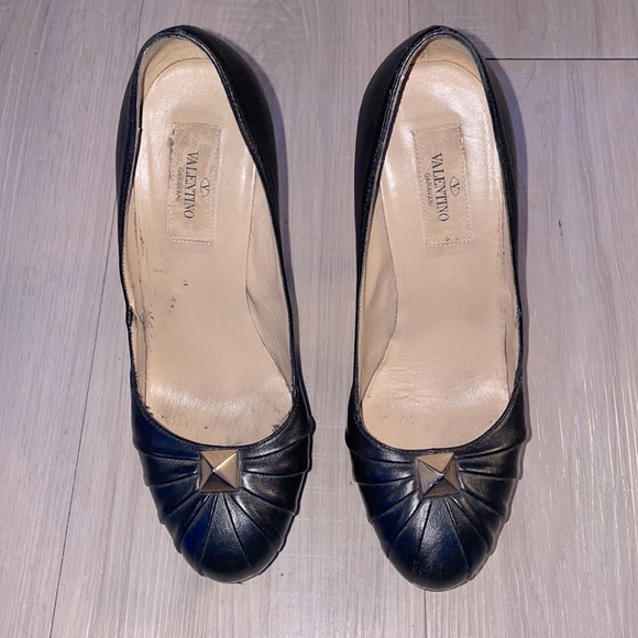 🎉PRICE DROP🎉 Valentino Garavani Rockstud pleated black stiletto pumps - Picture 2 of 11